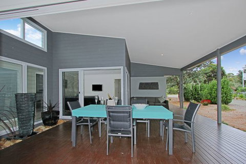Poolside - Accommodation in Brisbane 4