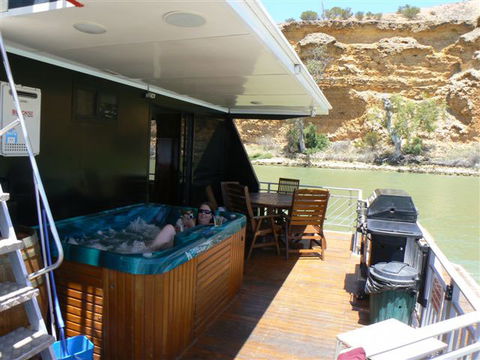 Takeme2 Houseboat - Accommodation in Brisbane 4
