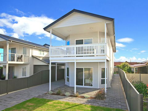 Century 21 SouthCoast: White Caps - Accommodation in Brisbane 0