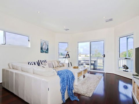 Century 21 SouthCoast: White Caps - Accommodation in Brisbane 1