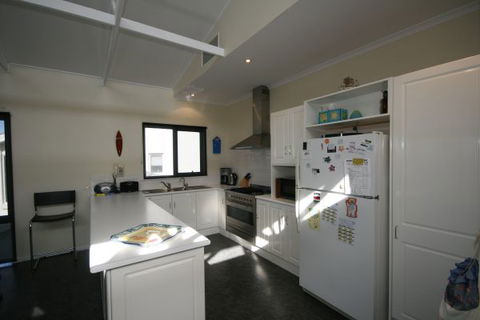 LJ Hooker Goolwa Holiday Rentals - 25 Barrage Road, Goolwa South - Accommodation in Brisbane 3