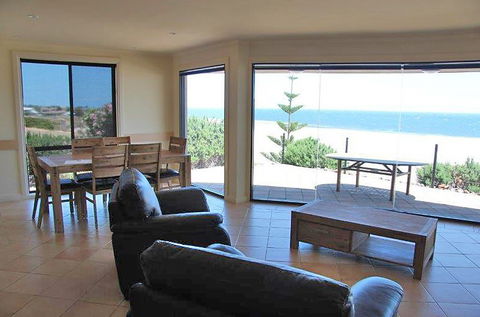 Cliff House Beachfront Villas - Accommodation in Brisbane 1