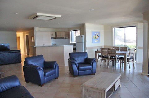 Cliff House Beachfront Villas - Accommodation in Brisbane 4