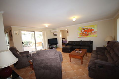 LJ Hooker Goolwa Holiday Rentals - 12 Willmett Road, Goolwa Beach - Accommodation in Brisbane 0