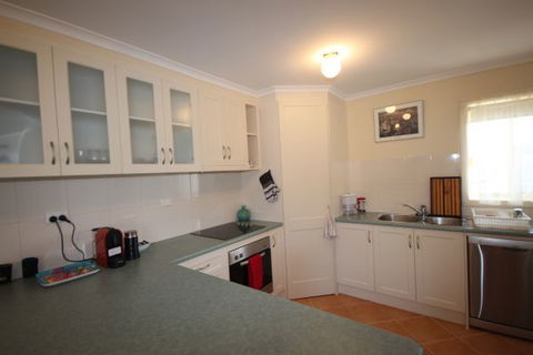 LJ Hooker Goolwa Holiday Rentals - 12 Willmett Road, Goolwa Beach - Accommodation in Brisbane 1