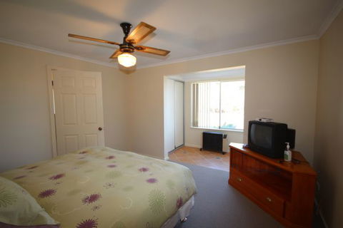 LJ Hooker Goolwa Holiday Rentals - 12 Willmett Road, Goolwa Beach - Accommodation in Brisbane 2