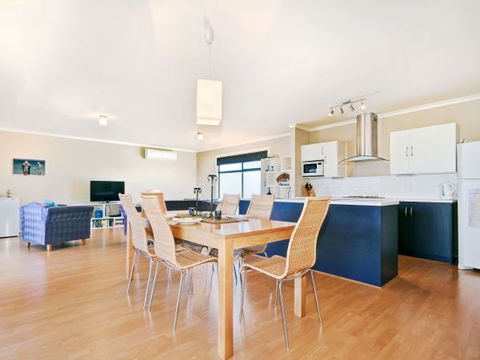 Century 21 SouthCoast: Whinnerah Sunsets - Accommodation in Brisbane 2