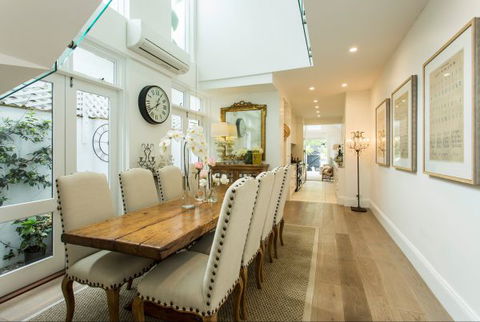 Stylish Interiors In The Bay - Accommodation in Brisbane 2