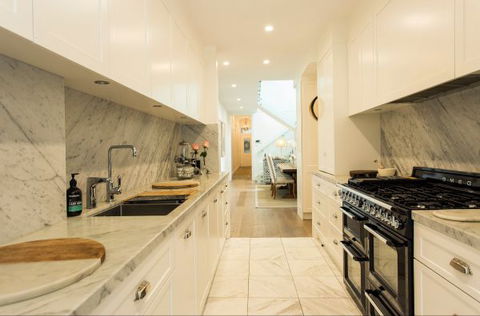 Stylish Interiors In The Bay - Accommodation in Brisbane 4