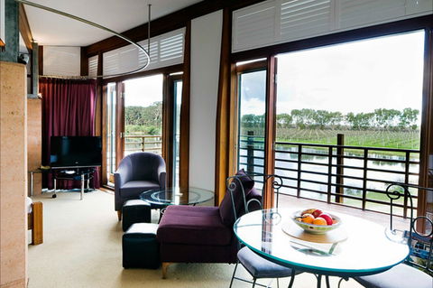 Bettenay's Lakeside Chalets And Luxury Spa Apartment - Accommodation in Brisbane 0