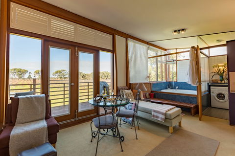 Bettenay's Lakeside Chalets And Luxury Spa Apartment - Accommodation in Brisbane 2