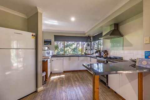 Bettenay's Lakeside Chalets And Luxury Spa Apartment - Accommodation in Brisbane 5