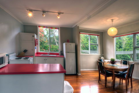 Cove Beach Apartment 1 - Accommodation in Brisbane 4