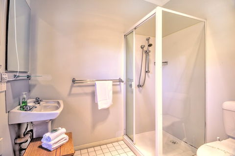 Cove Beach Apartment 1 - Accommodation in Brisbane 9