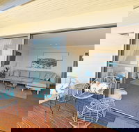 All Decked out at Penguin Mews - Accommodation in Brisbane