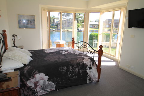 Cormorant Waterfront Home - Accommodation in Brisbane 1