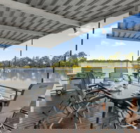 Boats and Bedzzz - The Murray Dream self-contained moored Houseboat - Accommodation in Brisbane