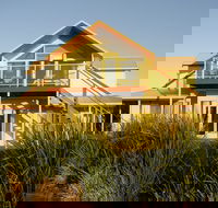 Logans Beach House and Apartments - Accommodation in Brisbane