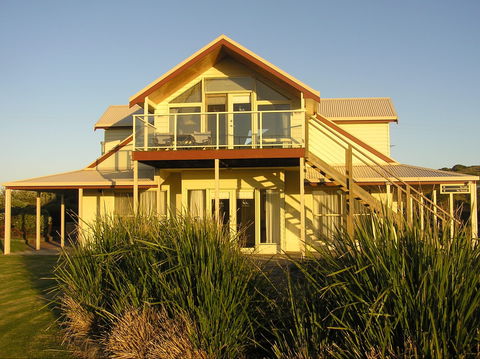 Logans Beach House And Apartments - Accommodation in Brisbane 0
