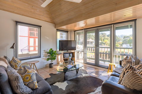 Dlux + Escape @ Lorne - Accommodation in Brisbane 0