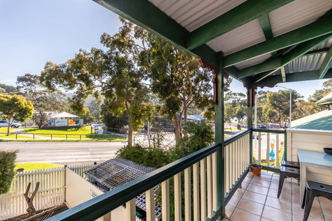 Dlux + Escape @ Lorne - Accommodation in Brisbane 2