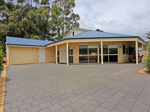 Falcon By The Bay - Accommodation in Brisbane 1