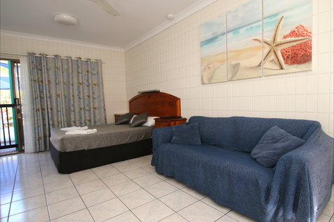 Tropical Palms Resort & 4WD Hire - Accommodation in Brisbane 2