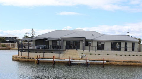Port Bouvard Retreat - Large Family Friendly Canal Home With Private Jetty - Accommodation in Brisbane 0