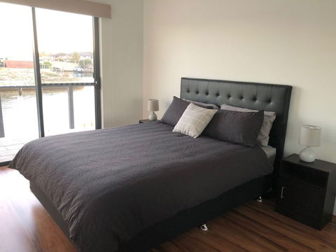 Port Bouvard Retreat - Large Family Friendly Canal Home With Private Jetty - Accommodation in Brisbane 1