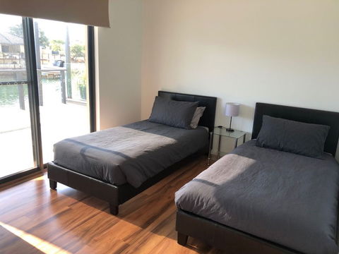 Port Bouvard Retreat - Large Family Friendly Canal Home With Private Jetty - Accommodation in Brisbane 2