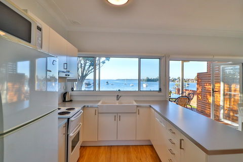 Lakefront Simplicity - Accommodation in Brisbane 1