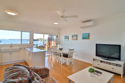 Lakefront Simplicity - Accommodation in Brisbane 2