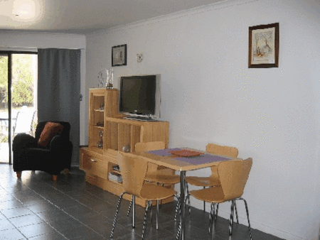 Wrens On Glenelg - Accommodation in Brisbane 3