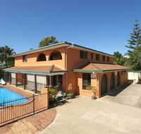 Airlie Court Holiday Apartments - Accommodation in Brisbane