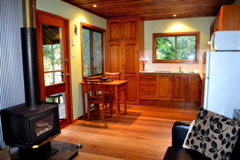 Waterfall Hideout-Rainforest Cabin For Couples - Accommodation in Brisbane 2