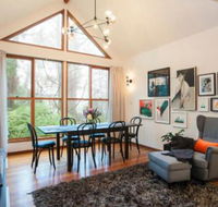 Artist on Everest - Accommodation in Brisbane