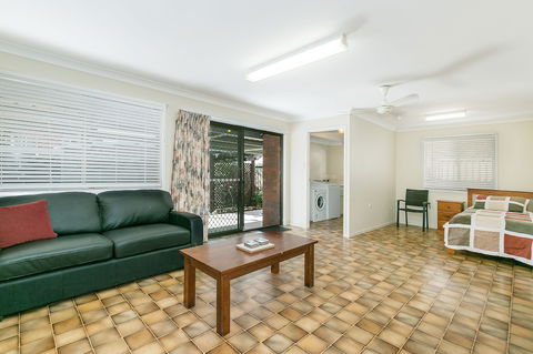 Beachside Holiday Home - Accommodation in Brisbane 4