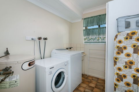 Beachside Holiday Home - Accommodation in Brisbane 2
