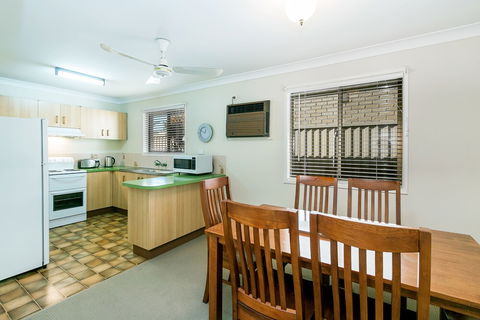 Beachside Holiday Home - Accommodation in Brisbane 3