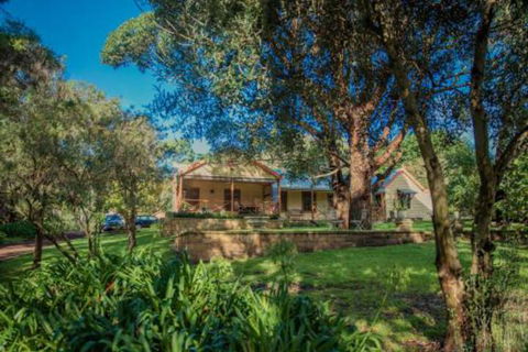 Secluded Homestead Amongst The Trees - Accommodation in Brisbane 5