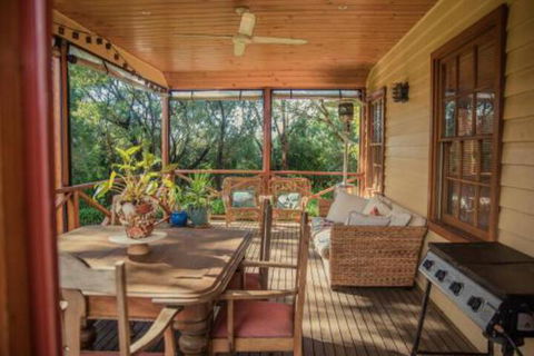 Secluded Homestead Amongst The Trees - Accommodation in Brisbane 4