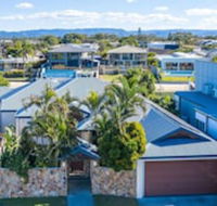 Maureen Waterfront Beach House - Accommodation in Brisbane
