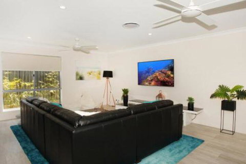 Palm 95 Modern 4 BDRM Home With Pool - Accommodation in Brisbane 2