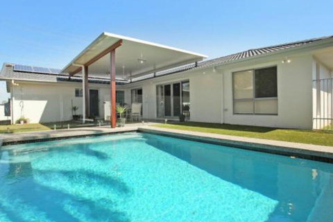 Palm 95 Modern 4 BDRM Home With Pool - Accommodation in Brisbane 0