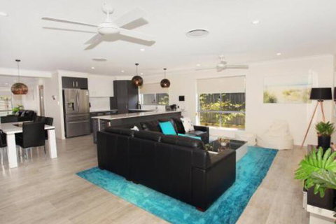 Palm 95 Modern 4 BDRM Home With Pool - Accommodation in Brisbane 3