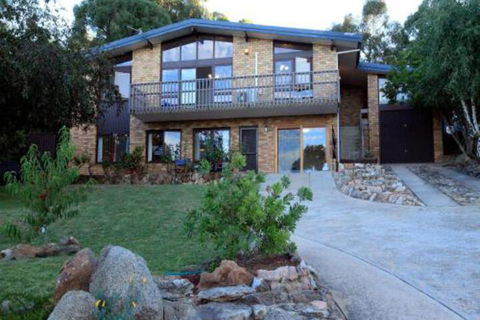 Alpine Apartment Great Location With Views Of Lake Jindabyne - Accommodation in Brisbane 0