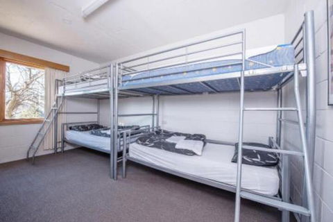Alpine Apartment Great Location With Views Of Lake Jindabyne - Accommodation in Brisbane 6
