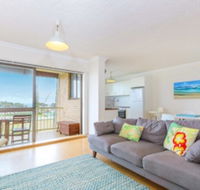 Beachside Bliss 12 Kingsway - Accommodation in Brisbane