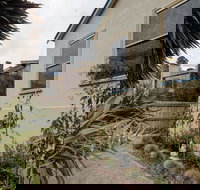 Beach Breeze Apartment - Accommodation in Brisbane