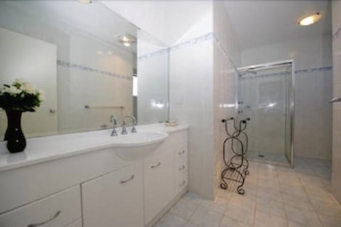 Magnus Pines, Unit 10/52 Magnus Street - Accommodation in Brisbane 2